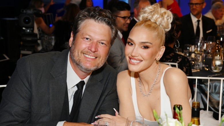 Blake Shelton Gwen Stefani smiling 