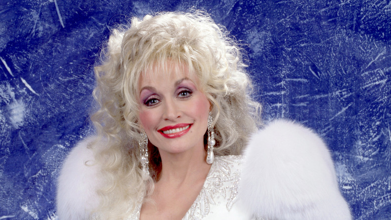 Dolly Parton posed for a photo