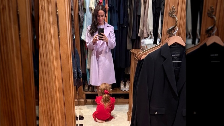 Lilibet helps Meghan Markle with her shoes.