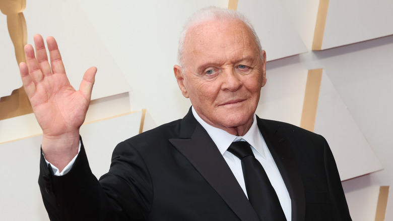 Sir Anthony Hopkins waving on the Oscars red carpet