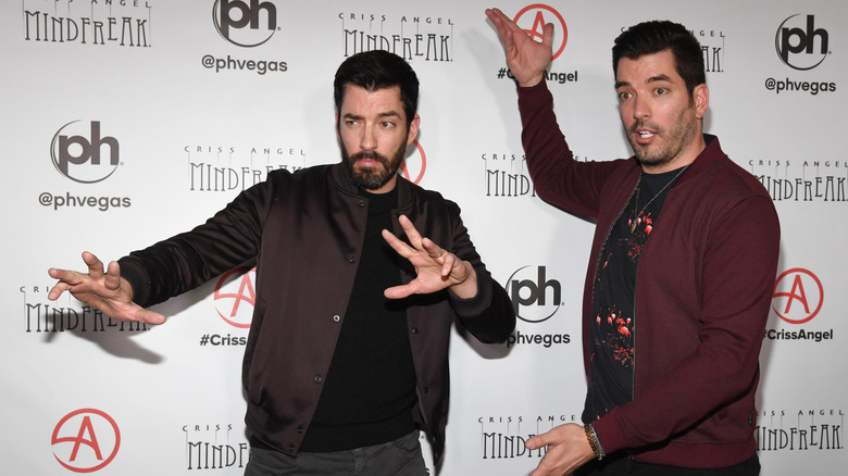 Drew and Jonathan Scott posing