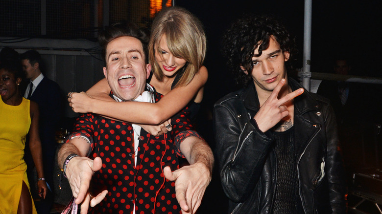 Taylor Swift next to Matt Healy, posing