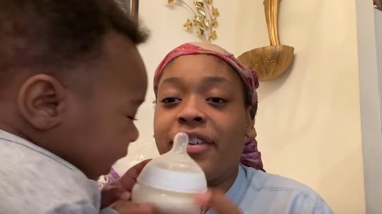 Kayla feeding her son on 16 and Pregnant