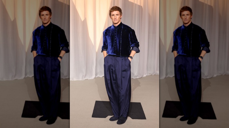 Eddie Redmayne posing with his hands in his pockets at the 6th Annual Academy Museum Gala