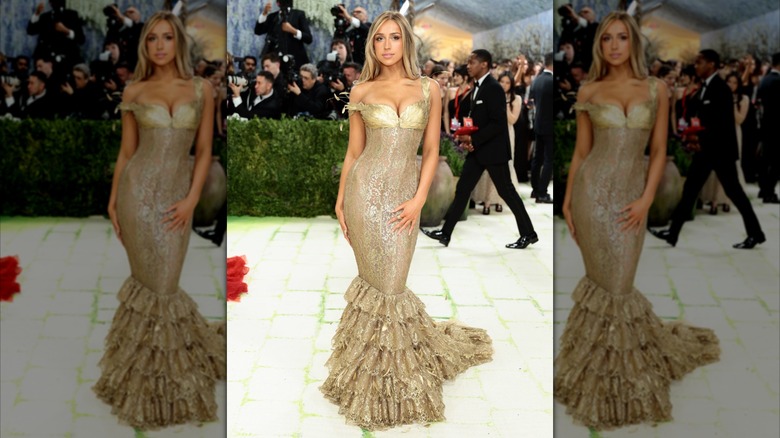 Tate McRae posing at the 2026 Met Gala.