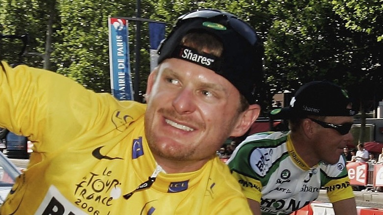 Floyd Landis smiling while racing