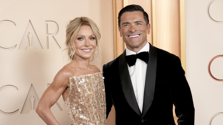 Kelly Ripa and Mark Consuelos smiling