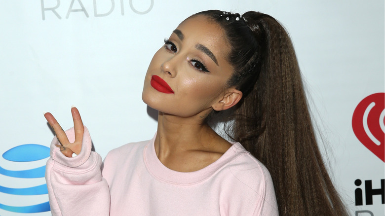 Ariana Grande peace sign