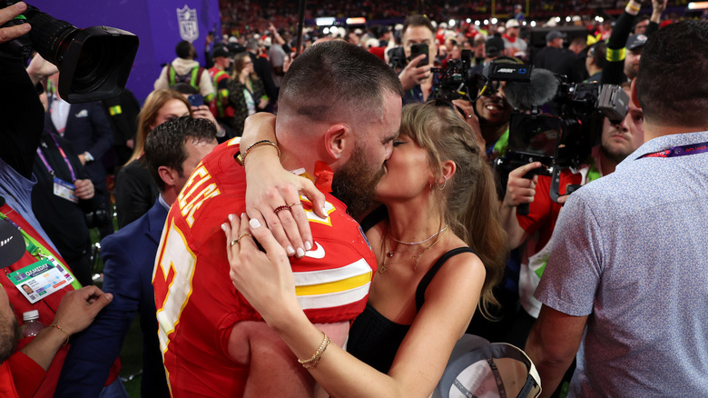 Travis Kelce and Taylor Swift kissing on the lips
