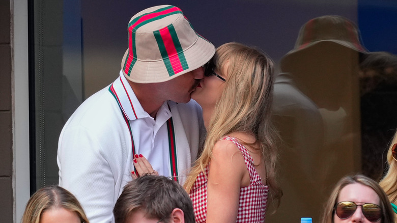 Travis Kelce and Taylor Swift kissing.