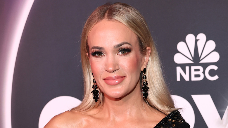 Carrie Underwood with black dangling earrings