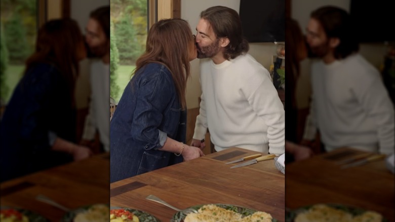 Rachael Ray and John Cusimano kissing in the promo for "Meals in Minutes."