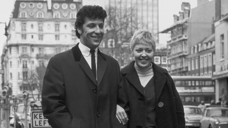 Tom Jones poses with wife Linda on a city street in 1965.