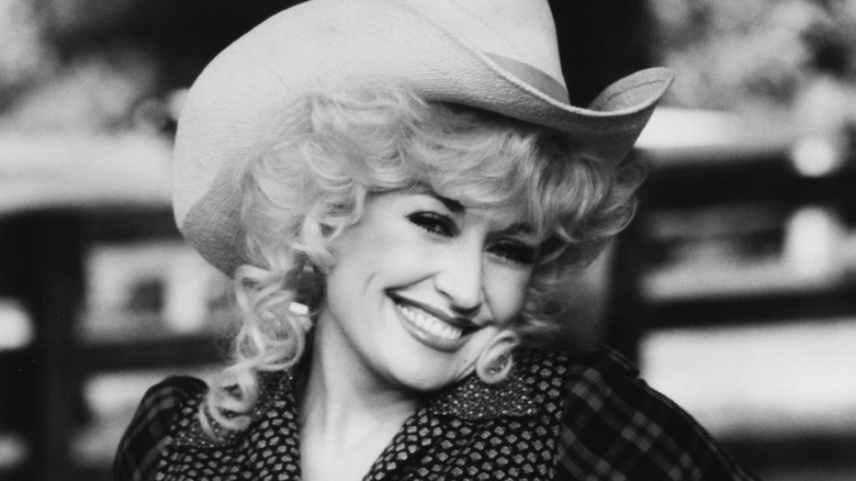 Dolly Parton posing in 1975.