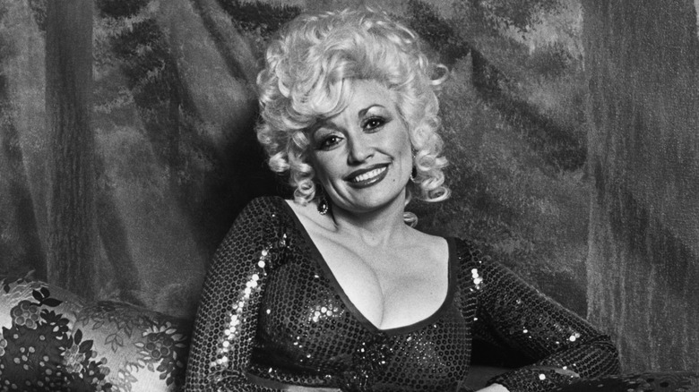 Dolly Parton posing in 1980