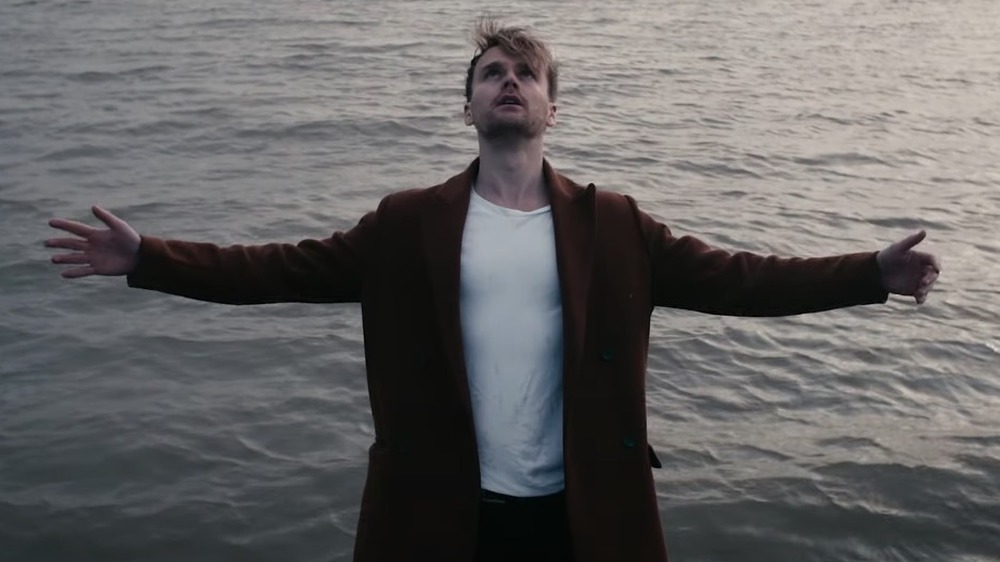 Jesse Meester in a new music video 