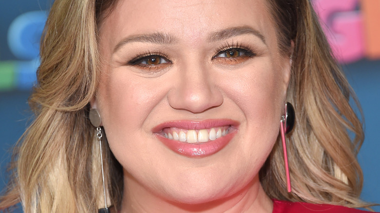 Kelly Clarkson smiling