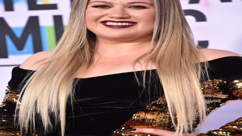 Kelly Clarkson smiling