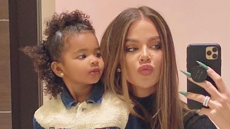 True Thompson and Khloe Kardashian in a selfie