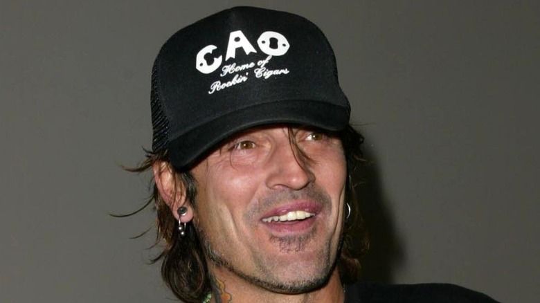 Tommy Lee in baseball cap 