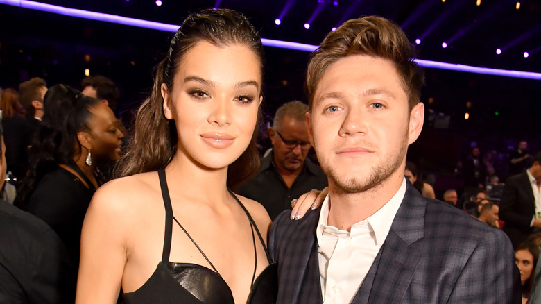 Hailee Steinfeld posing with Niall Horan