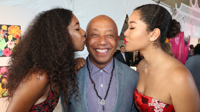 Aoki Lee Simmons and Ming Lee Simmons kissing their father