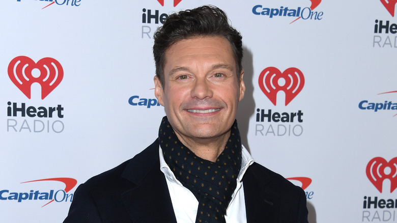 Ryan Seacrest wears a scarf 