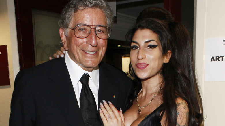 Tony Bennett and Amy Winehouse pose