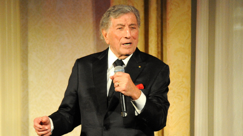 Tony Bennett sings