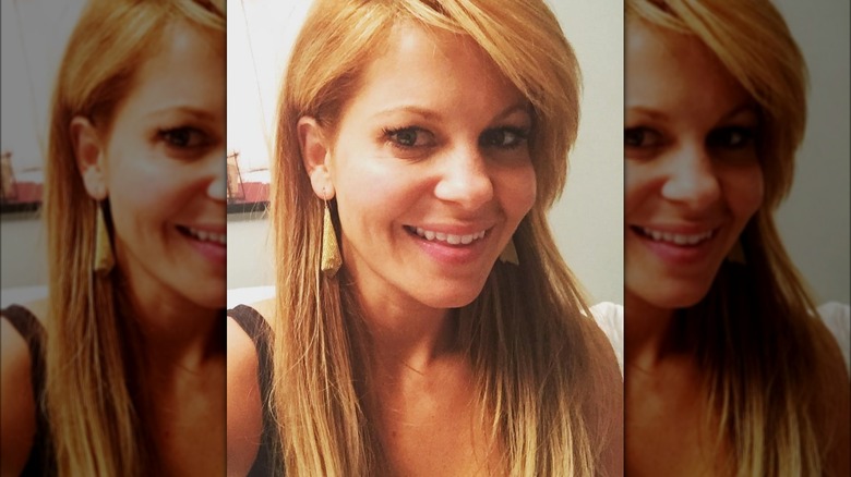 Candace Cameron Bure wearing her Tiffany gold mesh earrings and smiling