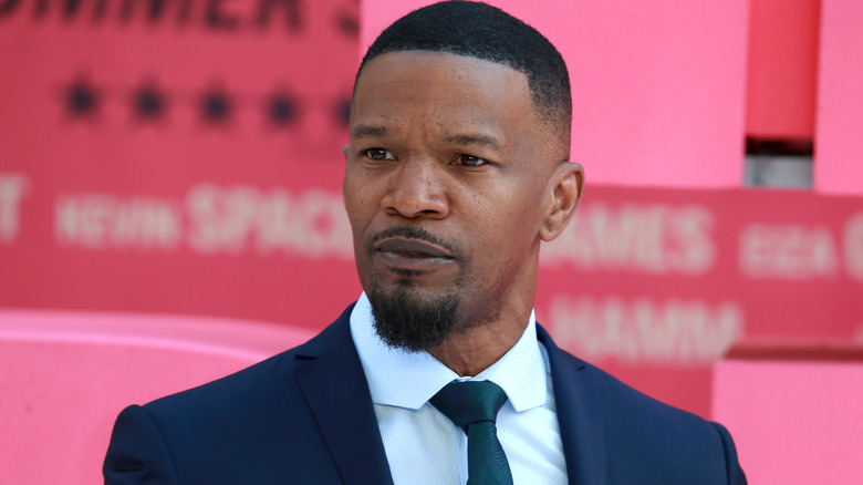 Jamie Foxx posing for cameras