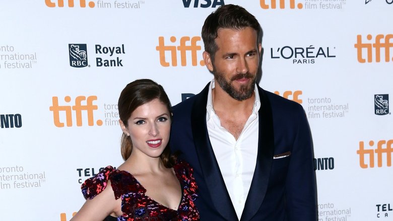 Anna Kendrick and Ryan Reynolds posing