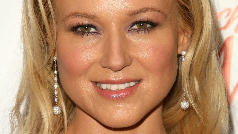 Jewel Kilcher smiling