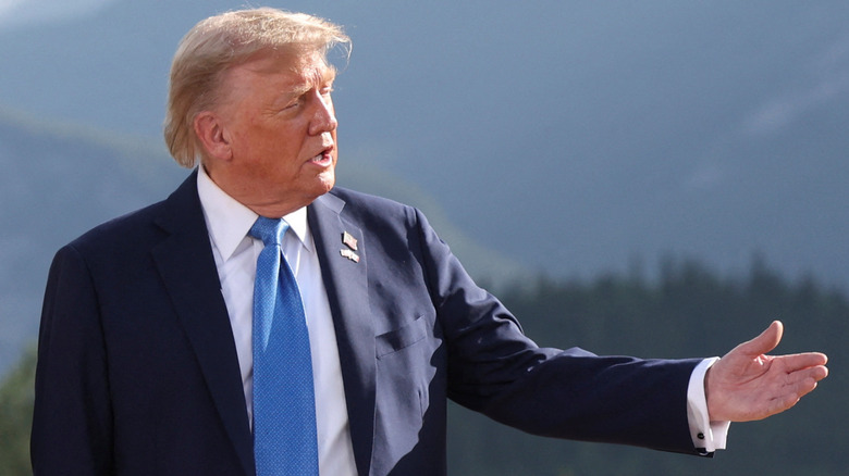 Donald Trump gesturing towards Keir Starmer at the G7 summit