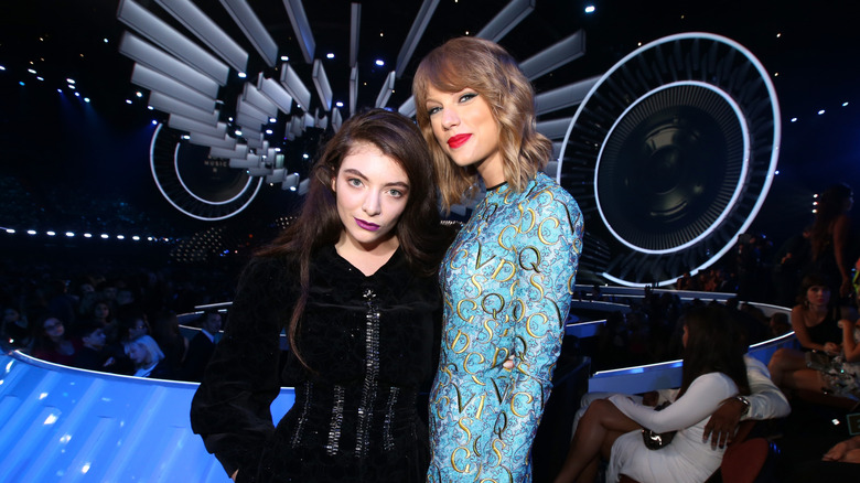Lorde and Taylor Swift posing at an awards show