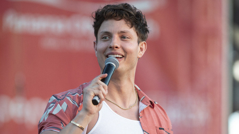 Matt Rife speaking into a microphone on stage at Gulf Coast Jam