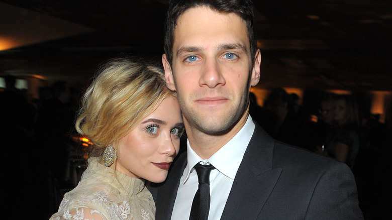 Justin Bartha and Ashley Olsen posing