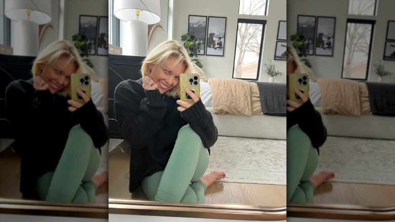 Kortney Wilson takes mirror selfie in spotless living room