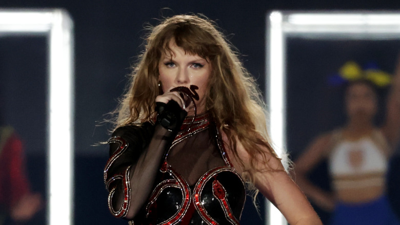 Taylor Swift red and black outfit