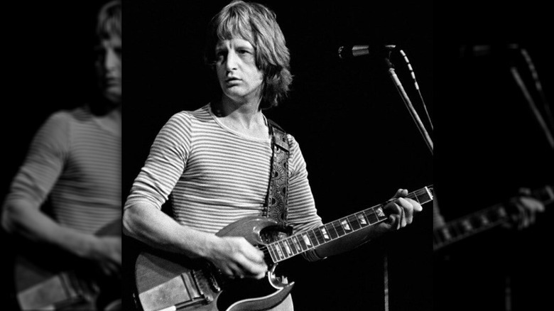 Pete Ham performing
