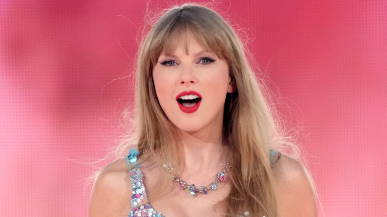 Taylor Swift performing