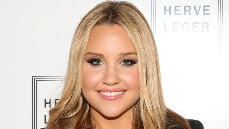 Amanda Bynes poses in 2009