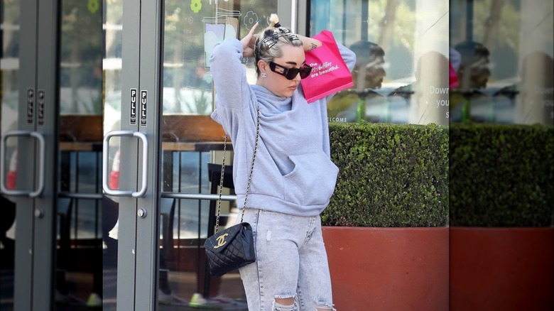 Amanda Bynes with blonde hair and clips