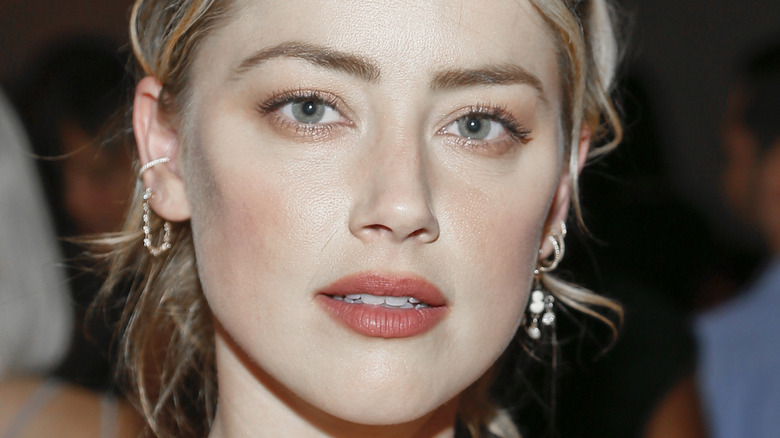 Amber Heard posing for photo on red carpet