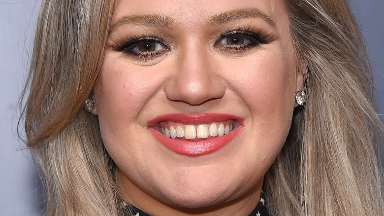 Kelly Clarkson smiling