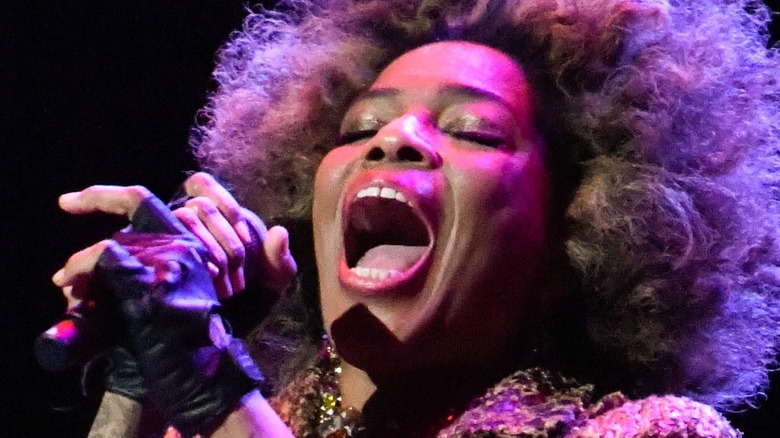 Macy Gray gold eyeshadow singing