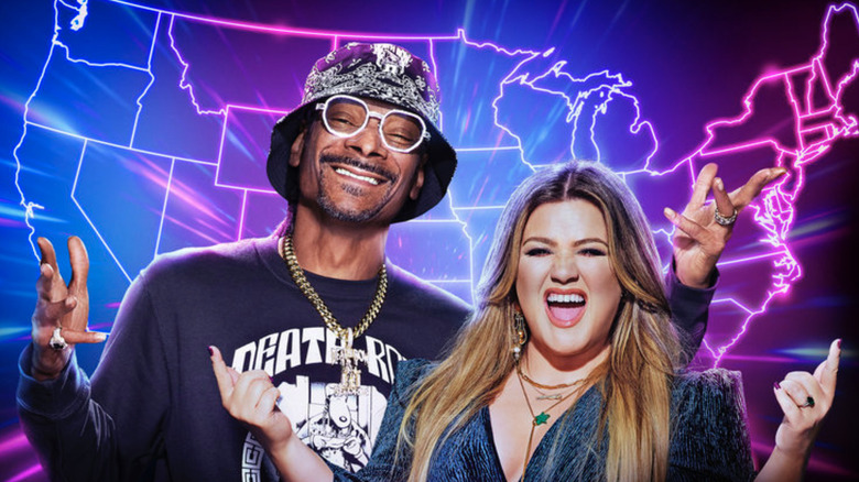 Snoop Dogg and Kelly Clarkson posing together