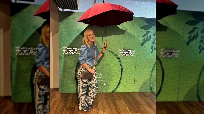 Angela Kinsey posing under an umbrella in London, England.