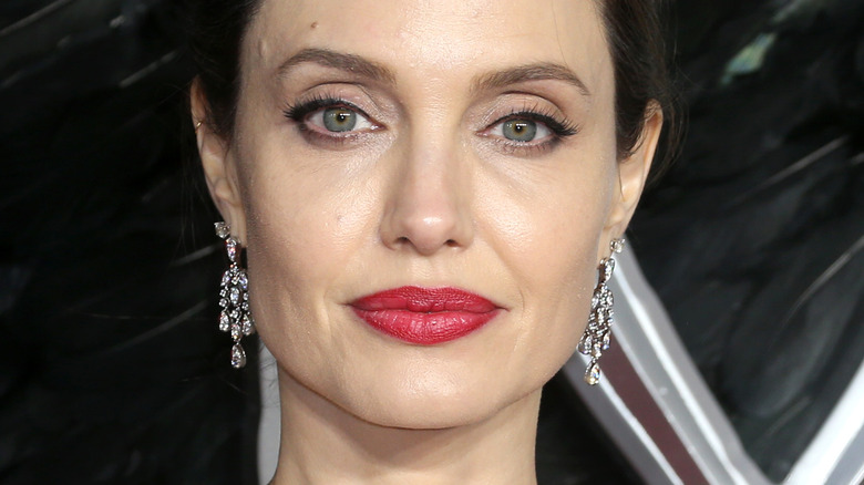Angelina Jolie, posing