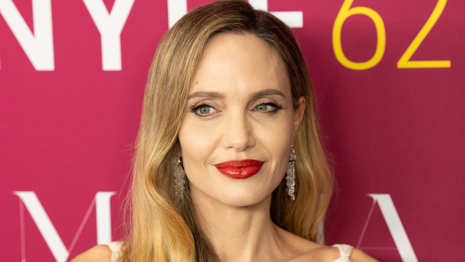 6 Angelina Jolie Outfits That Were So Unflattering, image size:1600x900